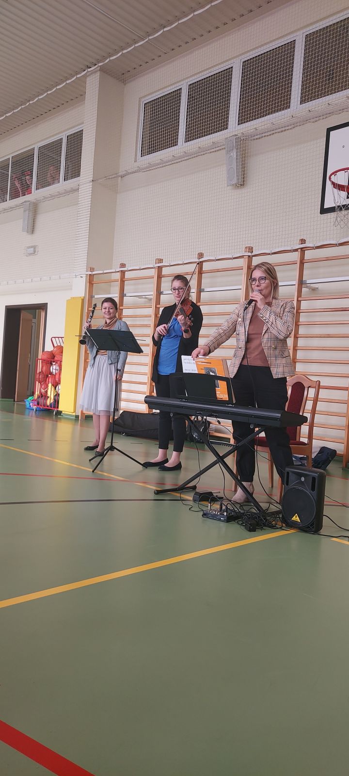 Zespół muzyczny na audycji umuzykalniającej w ZSP Olza w treści aktualności