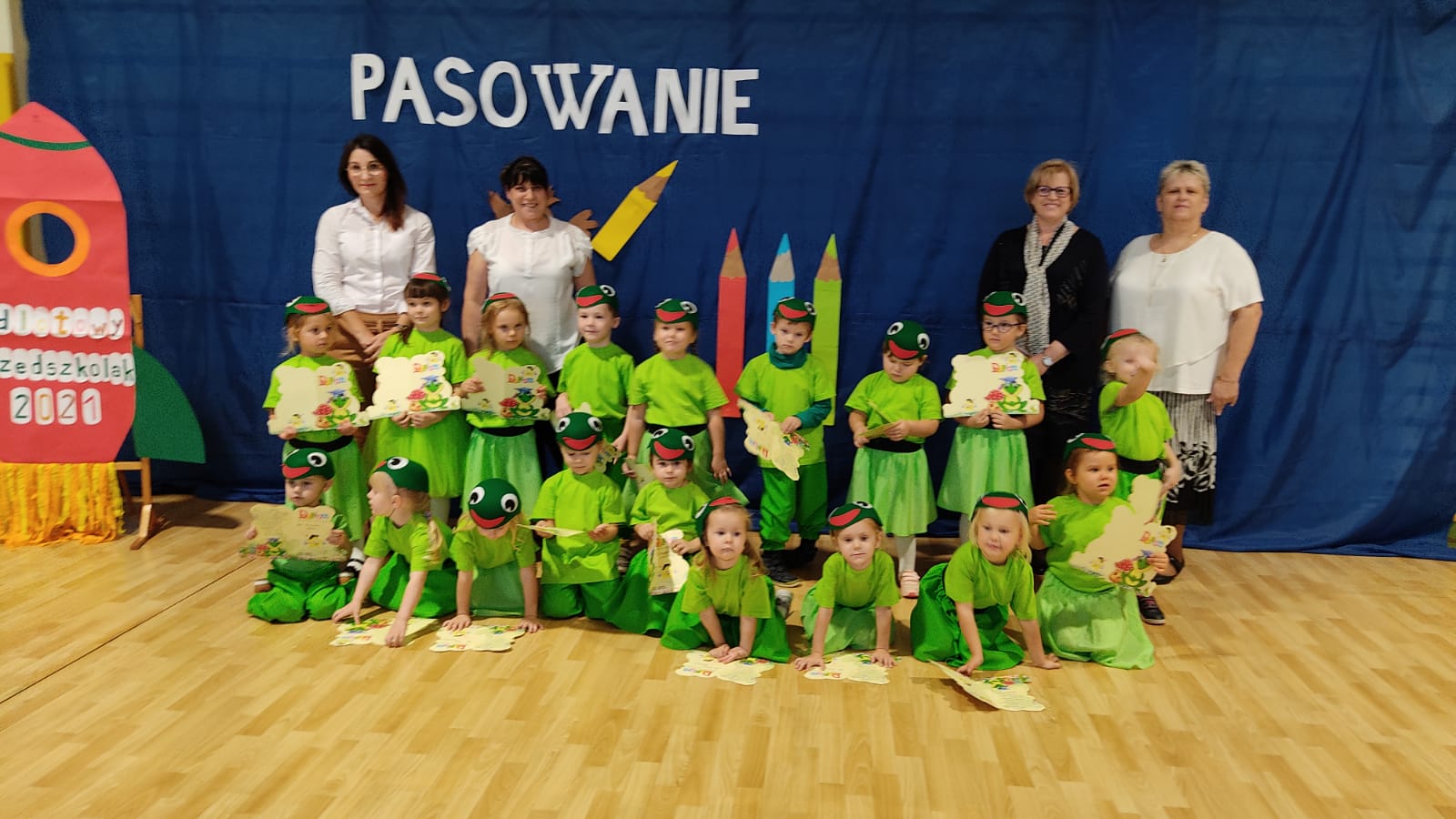 zdjęcie grupowe Średniaków z uroczystości Pasowania na Przedszkolaka w treści Aktualności