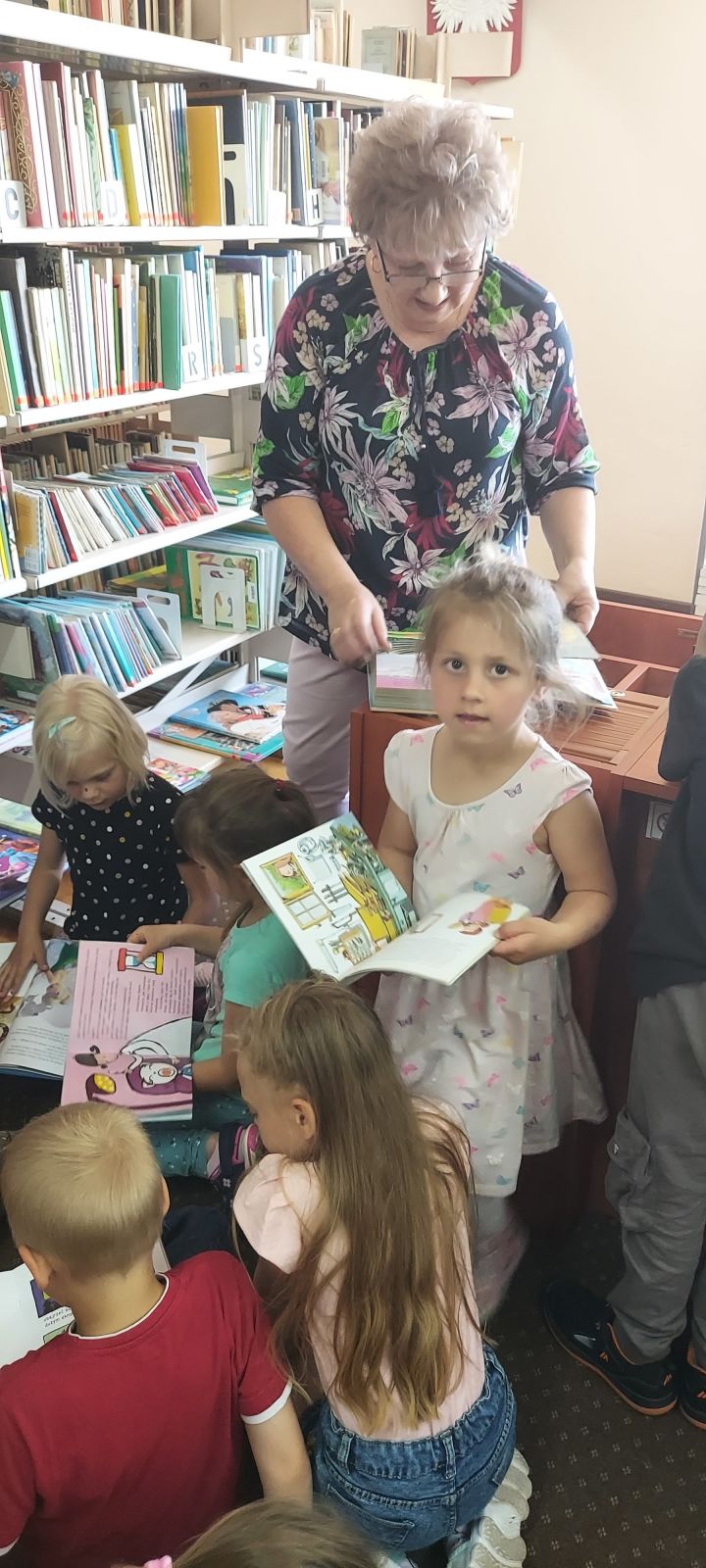Przedszkolaki w bibliotece z PP Olza