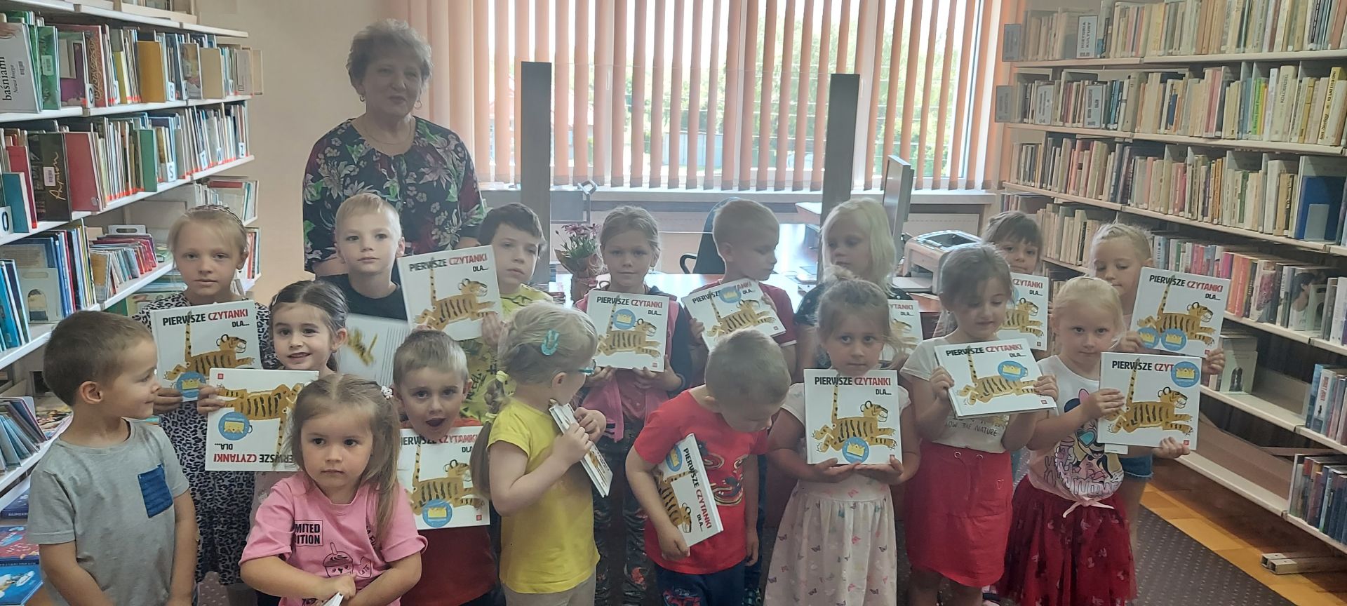 przedszkolaki  z PP Olza z panią bibliotekarką