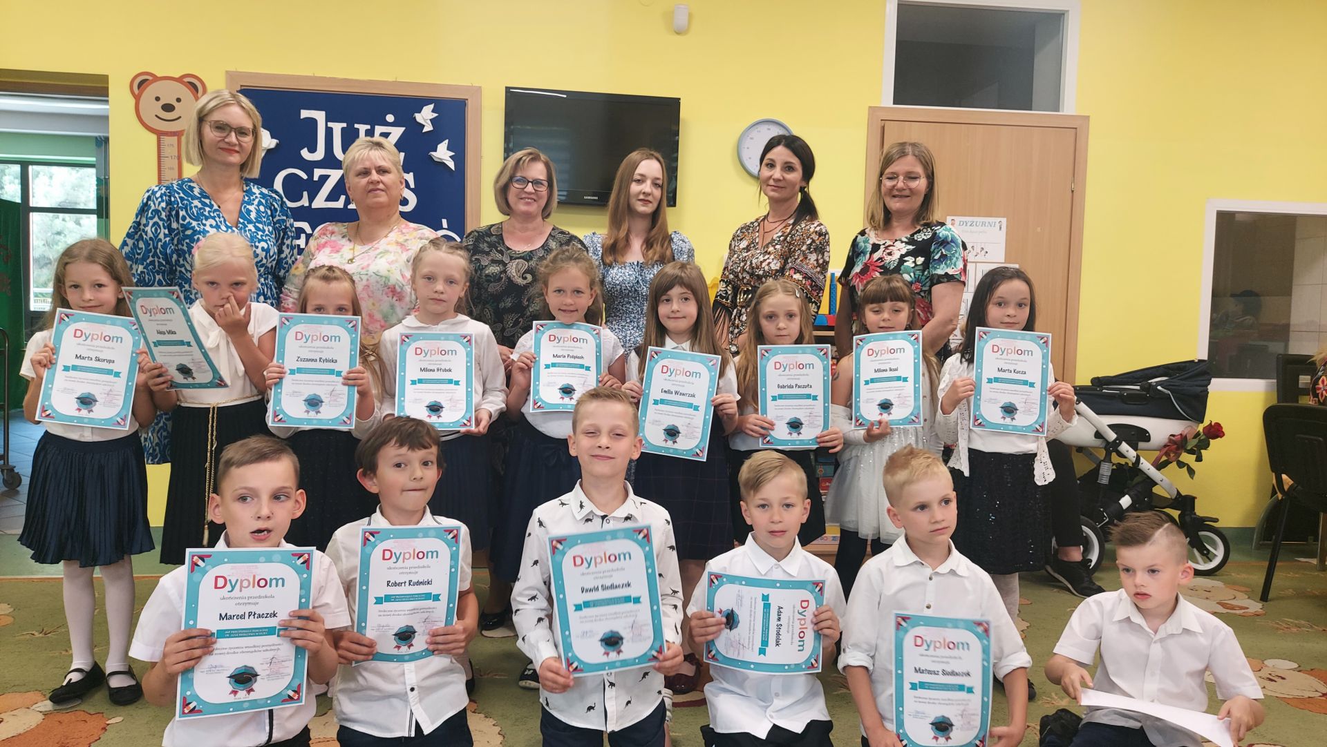 Pożegnalne zdjęcie starszaków z dyrekcją, gronem pedagogicznym