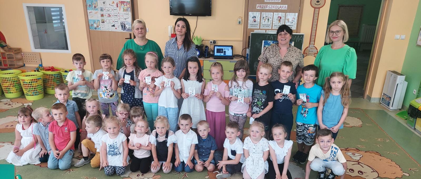 Grupa średniaki żegna uroczystością grupę starszaki
