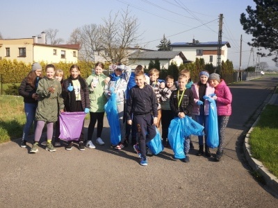 Uczniowie w czasie akcji. (1)