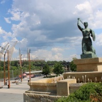 Syrenka czuwa. W tle Stadion Narodowy.