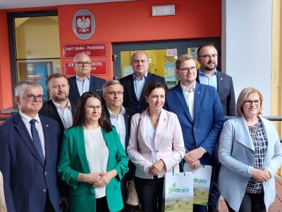 Goście w czasie poznawania placówki. (1)