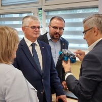 Goście w czasie poznawania placówki. (6)