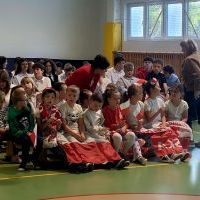 Społeczność szkolna w czasie obchodów. (1)
