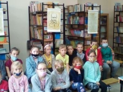 Głośne czytanie w bibliotece szkolnej. (8)