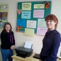 Głośne czytanie w bibliotece szkolnej. (1)