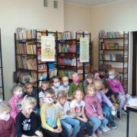 Głośne czytanie w bibliotece szkolnej. (3)