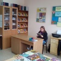 Głośne czytanie w bibliotece szkolnej. (4)