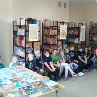 Głośne czytanie w bibliotece szkolnej. (5)