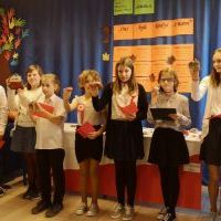 Uczniowie klasy 5 prezentują swój program artystyczny.