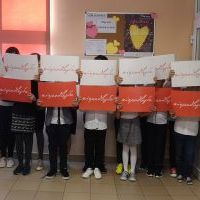 Klasa 4 stworzyła ruchomą flagę z biało-czerwonych planszy z napisami 