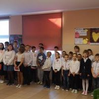 Klasy 5 i 2 wraz z wychowawczyniami p. Dominiką Pośpiech i p. Krystyną Kozubek.