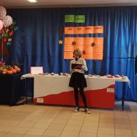 Uczennica klasy 5 czyta informacje o historii odzyskania niepodległości.