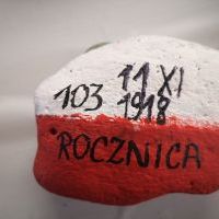 Kamień w kolorze flagi polskiej z napisem 
