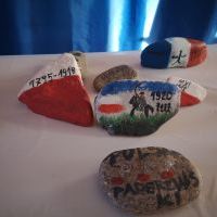 Kamienie z rysunkami nawiązującymi do historii Polski