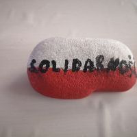 Biało-czerwony kamień z napisem Solidarność.