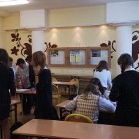 Uczniowie biorą udział w grze 
