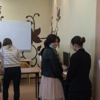 Uczniowie biorą udział w grze 