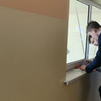 Uczniowie biorą udział w grze  