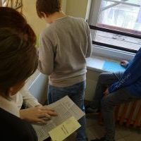 Uczniowie biorą udział w grze  