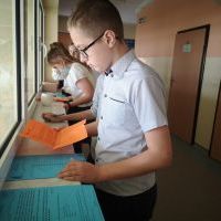 Uczniowie biorą udział w grze  