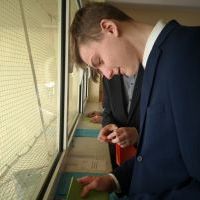 Uczniowie biorą udział w grze  