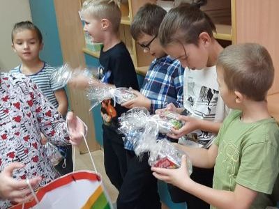 Koleżanki wręczają prezenty kolegom z klasy. (2)
