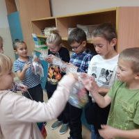 Koleżanki wręczają prezenty kolegom z klasy. (1)