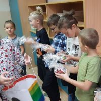 Koleżanki wręczają prezenty kolegom z klasy. (2)
