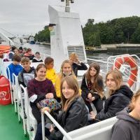Grupa szkolna w miejscowościach nadmorskich.
