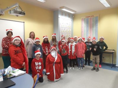 Dzieci w towarzystwie Mikołaja (7)