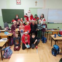 Dzieci w towarzystwie Mikołaja (4)