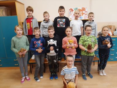 Dzieci trzymające pluszowe misie (2)