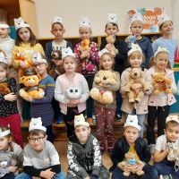 Dzieci trzymające pluszowe misie (1)
