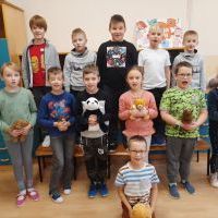 Dzieci trzymające pluszowe misie (2)