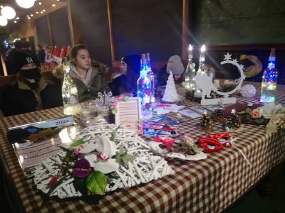 Stoisko uczniowskie na bożonarodzeniowym jarmarku w Olzie (5)
