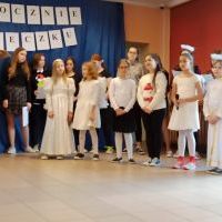 Uczniowie szkoły w czasie występów (1)