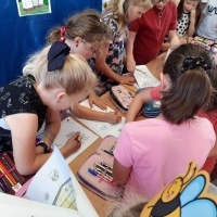 Klasa 1 rozwiązuje łamigłówki (1)