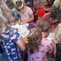 Klasa 1 rozwiązuje łamigłówki (2)