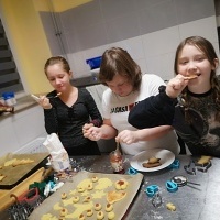 Dziewczęta w trakcie gotowania i pieczenia. (3)