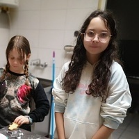 Dziewczęta w trakcie gotowania i pieczenia. (4)